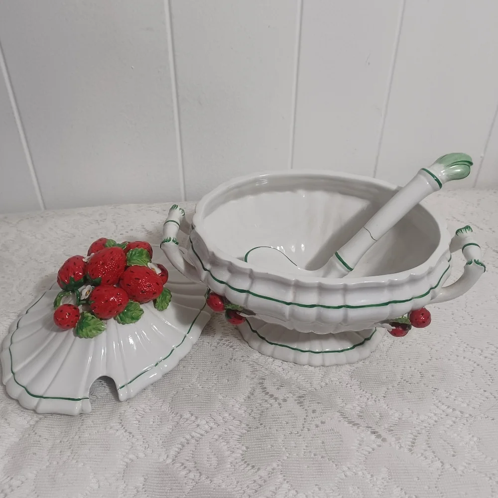 Italian Strawberry Tureen - Picture 7 of 13